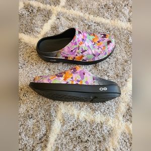 Oofos Women’s Limited Edition Clog – Purple Watercolor Size 8